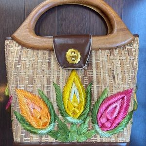 Straw handbag with wooden handle